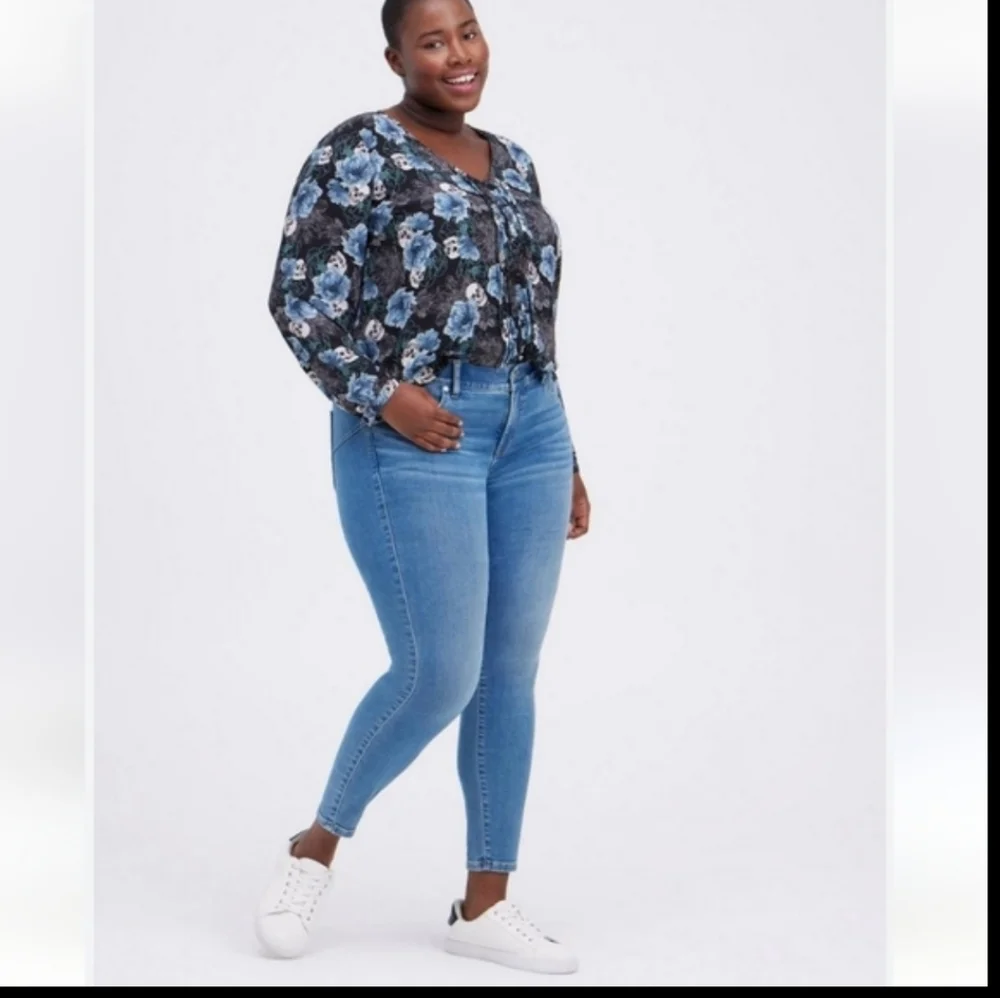 Torrid georgette skull pintuck  Long Button Sleeve blouse